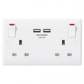 Newlec White Moulded Double 13A Switched Socket With Twin USB Charger